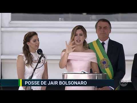 Michelle Bolsonaro quebra protocolo e discursa em Libras