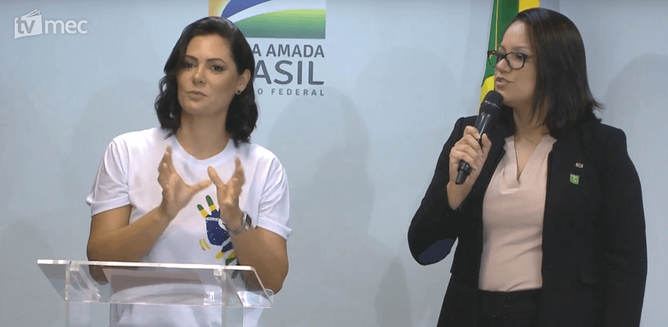 Michelle Bolsonaro colabora com novas políticas para surdos
